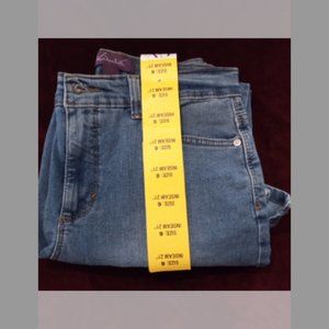 Women's SZ. 6 Gloria Vanderbilt Amanda Capri